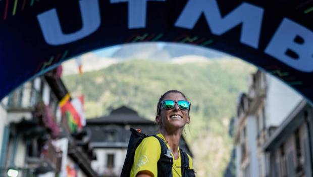 resultats utmb 2023 courtney dauwalter pour le triple lhirondel sur le podium