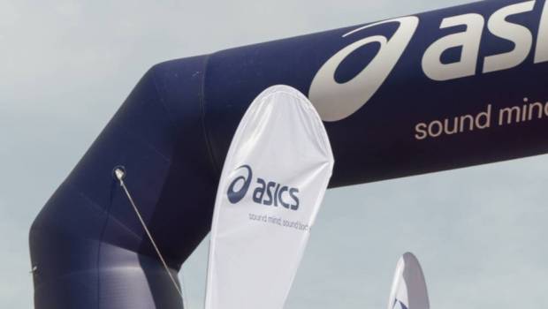 hugo deck et antoine robin au sommet de la asics pierra menta ete